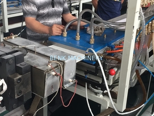 Máquina da extrusão do painel de teto do PVC da economia de poder, linha de produção do perfil do PVC